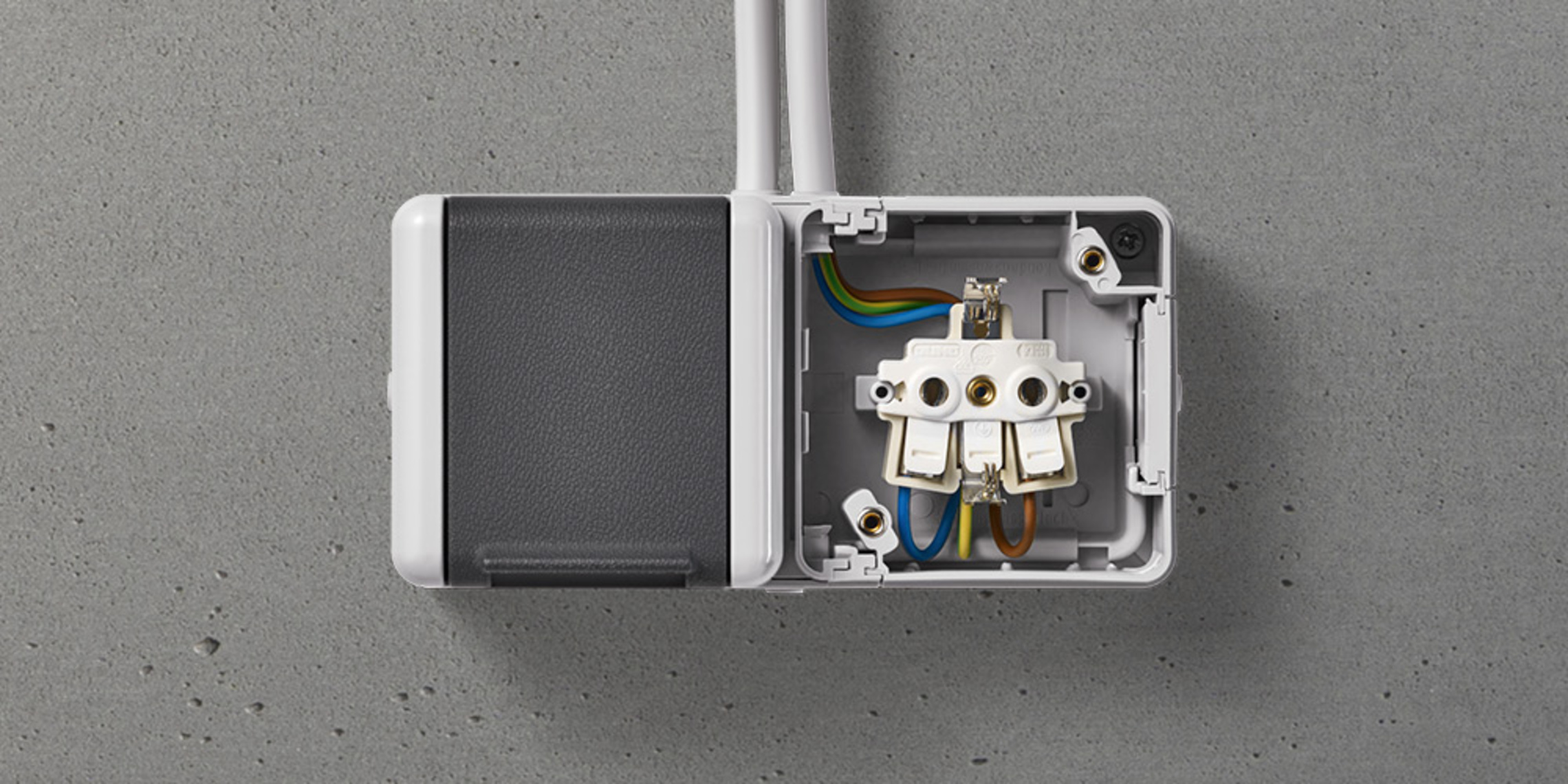 Doppelsteckdose mit Trennsteg bei Elektro-Gast Installationen und Verteilerbau e.K in Vogelsberg